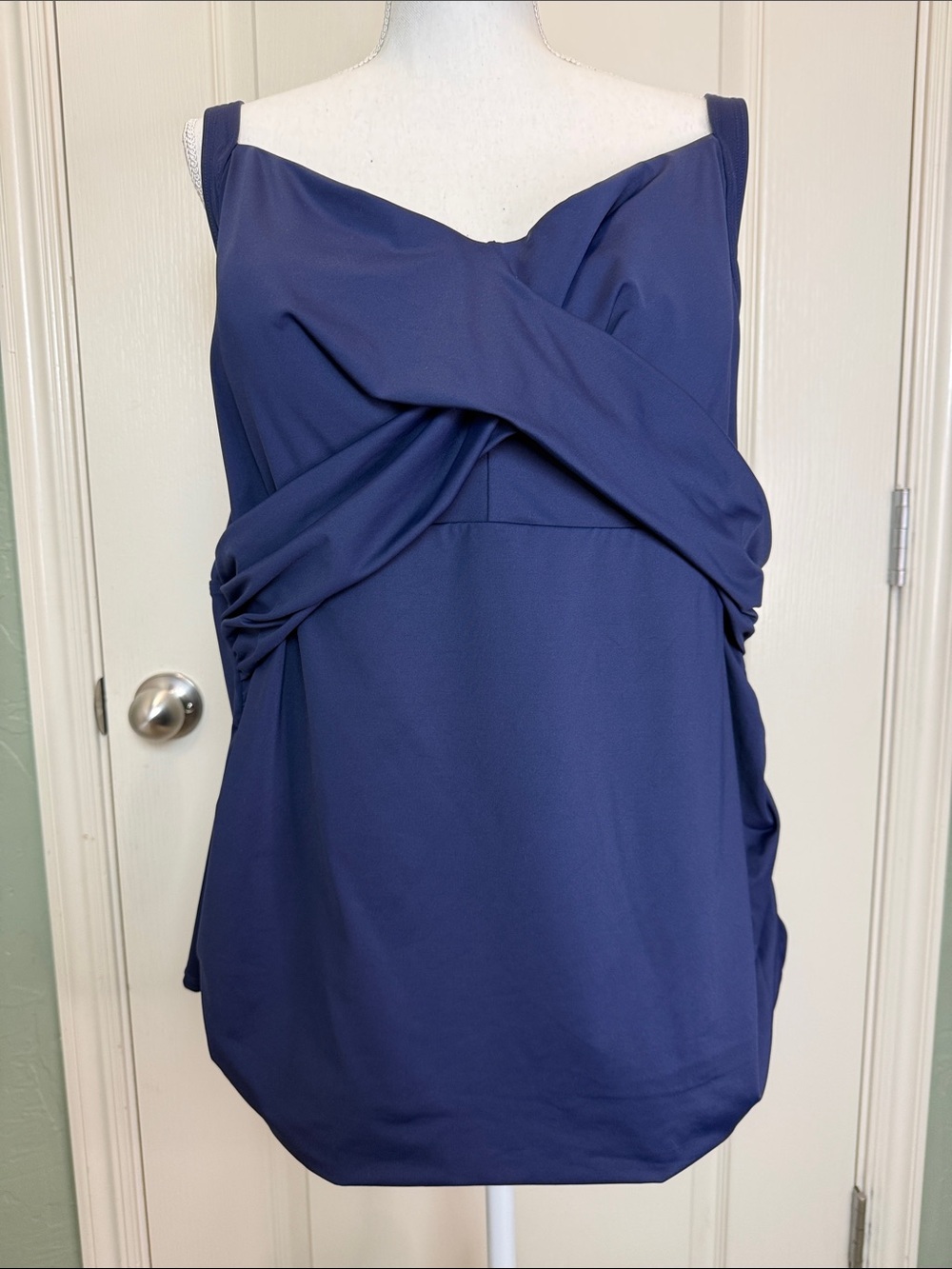 EUC Lands' End Navy Blue Twist-Front Swim Tankini Top w/ Underwire sz 24W